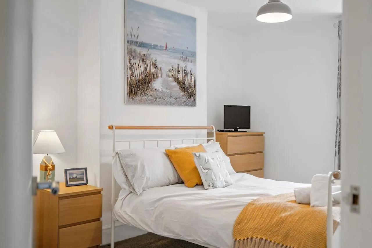30 Percent Off! The Central Whitby Gem - 4 Bedrooms