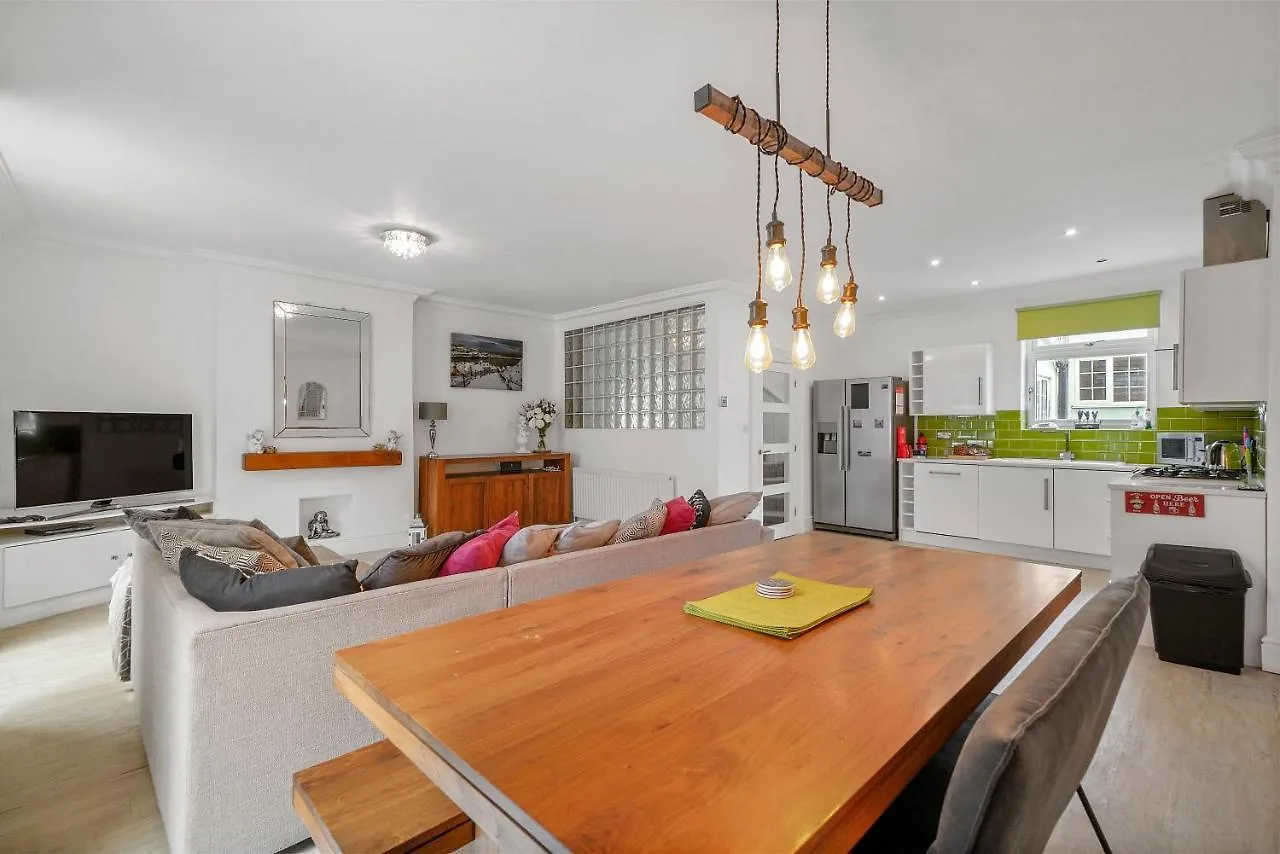 30 Percent Off! The Central Whitby Gem - 4 Bedrooms 0*,  Verenigd Koninkrijk