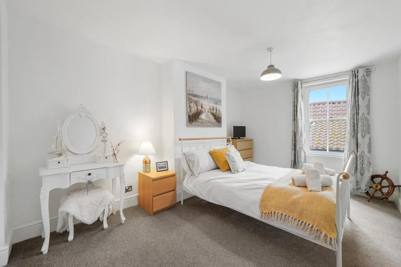 30 Percent Off! The Central Whitby Gem - 4 Bedrooms
