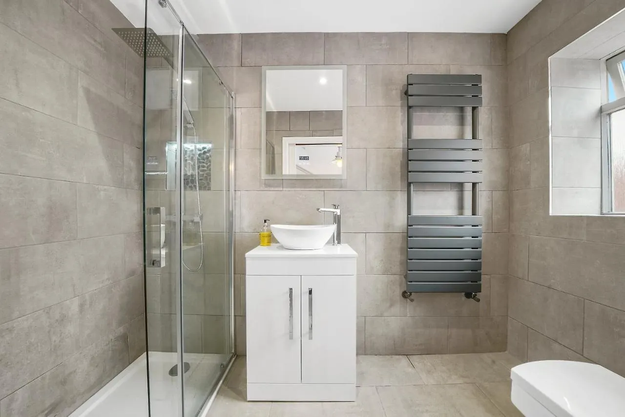 30 Percent Off! The Central Whitby Gem - 4 Bedrooms 0*,