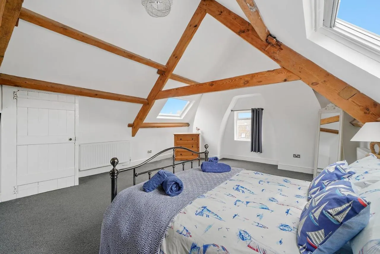 30 Percent Off! The Central Whitby Gem - 4 Bedrooms Appartement