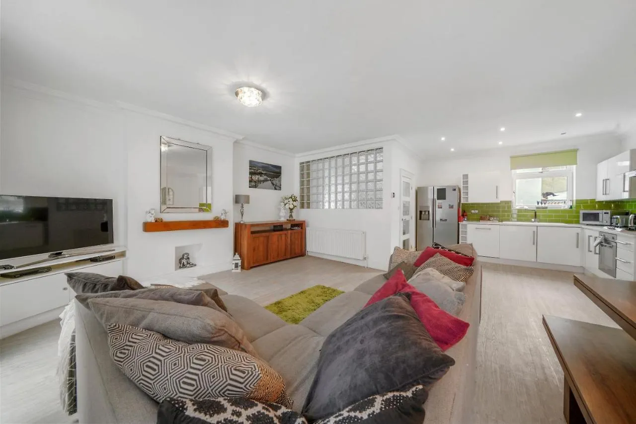 30 Percent Off! The Central Whitby Gem - 4 Bedrooms Appartement